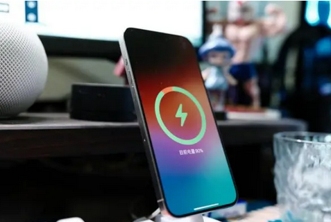 治多苹果15换屏服务分享用什么充电器给iPhone15充电更好 